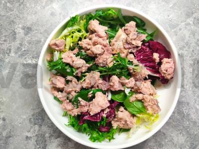 Maistingos salotos su tunu, kiaušiniais ir vyšniniais pomidorais su aštriu padažu Žingsnis 3