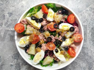 Maistingos salotos su tunu, kiaušiniais ir vyšniniais pomidorais su aštriu padažu pagrindine nuotrauka