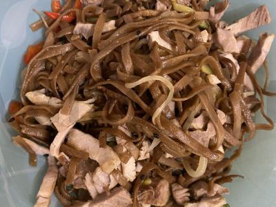 Grikių makaronai su daržovėmis ir sultiniu pagrindine nuotrauka