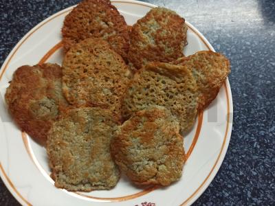 Švelnūs blyneliai su žalumynais pagrindine nuotrauka