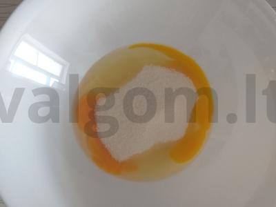 Šampano ir sultenių keksiukai Žingsnis 1