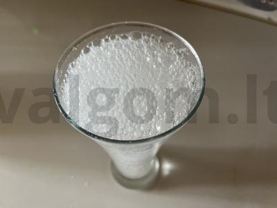 Putojantis vanduo namuose iš po ranka esančių ingredientų pagrindine nuotrauka