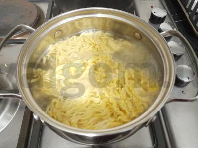 Ramen su vištienos filė, česnakais ir žolelėmis Žingsnis 1