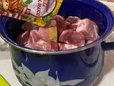 Kiaulienos kebabas ant medžio anglies Žingsnis 2