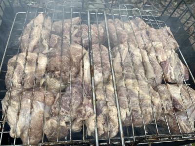 Kiaulienos kebabas ant medžio anglies Žingsnis 4