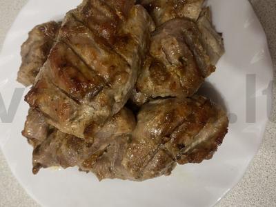 Kiaulienos kebabas ant medžio anglies pagrindine nuotrauka