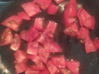 Kiaušiniai su pomidorais ir agurkais Žingsnis 1