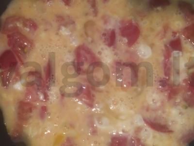 Kiaušiniai su pomidorais ir agurkais Žingsnis 2