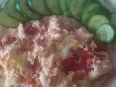 Kiaušiniai su pomidorais ir agurkais pagrindine nuotrauka