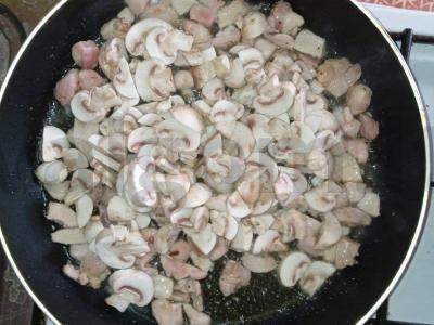 Skanūs blyneliai su vištiena ir grybais Žingsnis 2
