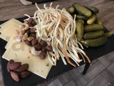 Sūrio lėkštė, atostogų dekoracijos pagrindine nuotrauka