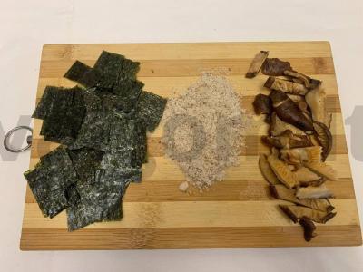 Miso sriuba su krevetėmis, midijomis, tofu sūriu, nori ir wakame jūros dumbliais Žingsnis 2