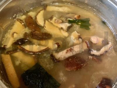 Miso sriuba su krevetėmis, midijomis, tofu sūriu, nori ir wakame jūros dumbliais Žingsnis 3