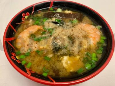 Miso sriuba su krevetėmis, midijomis, tofu sūriu, nori ir wakame jūros dumbliais pagrindine nuotrauka