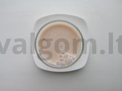 Saldus pienas su migdolais ir medumi pagrindine nuotrauka