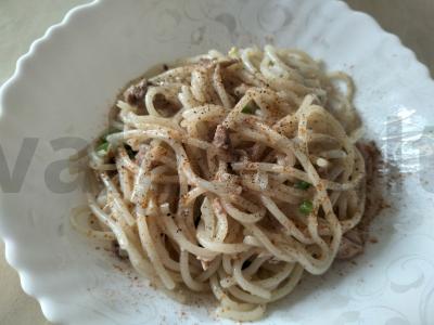 Tunų makaronai su baltuoju vynu vakarienei pagrindine nuotrauka