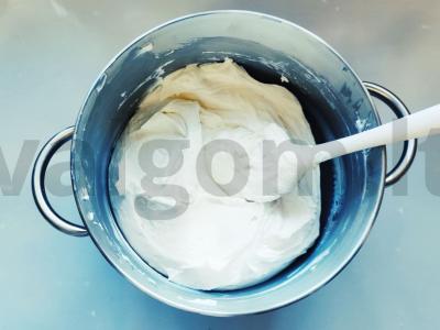 Vienuolyno namelio pyragas su vyšniomis Žingsnis 3