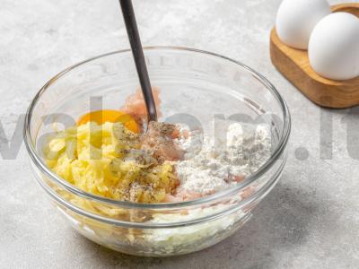 Bulviniai blyneliai su malta vištiena keptuvėje Žingsnis 1