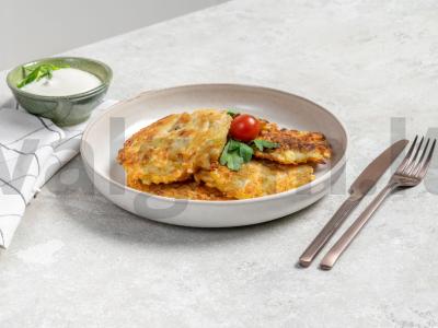 Bulviniai blyneliai su malta vištiena keptuvėje pagrindine nuotrauka