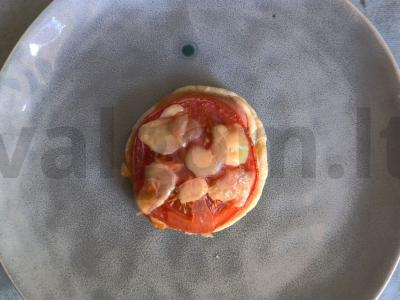 Mini pica su brie sūriu ir kumpiu pagrindine nuotrauka