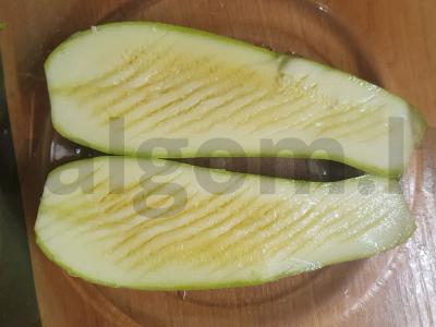 Mikrobangų krosnelės cukinijų laiveliai vakarienei Žingsnis 1