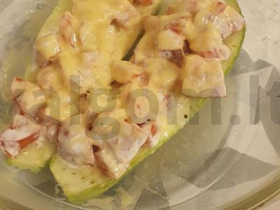 Mikrobangų krosnelės cukinijų laiveliai vakarienei pagrindine nuotrauka