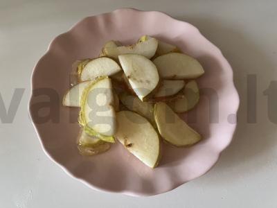 Kriaušių skiltelės karamelės stiklinėje pagrindine nuotrauka