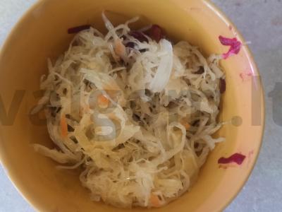 Burokėlių ir raugintų kopūstų salotos Žingsnis 3