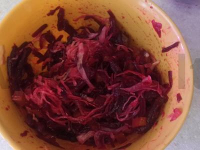 Burokėlių ir raugintų kopūstų salotos pagrindine nuotrauka