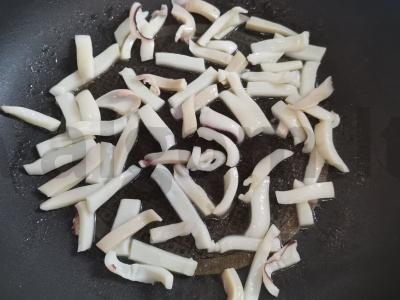 Salotos su kalmarais ir vištiena Žingsnis 3