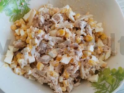 Salotos su kalmarais ir vištiena pagrindine nuotrauka