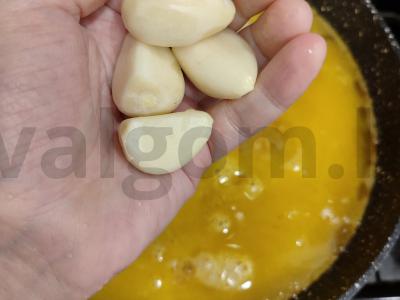 Vištienos plovas su česnakais ir ciberžole Žingsnis 4