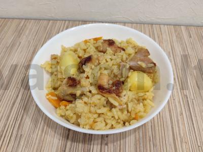 Vištienos plovas su česnakais ir ciberžole pagrindine nuotrauka