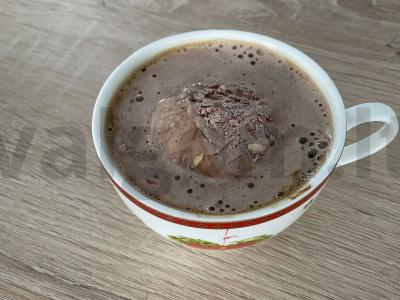 Kavos ledukai su kavos ledais. pagrindine nuotrauka