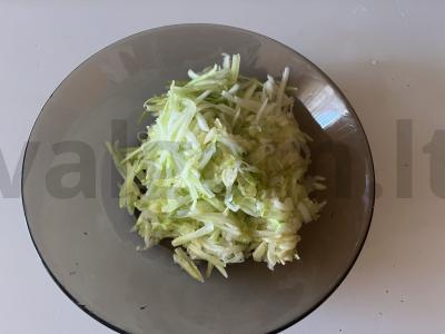 Užkandžių pyragas su cukinijų tešlos plutelėmis Žingsnis 1