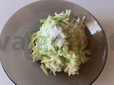 Užkandžių pyragas su cukinijų tešlos plutelėmis Žingsnis 2