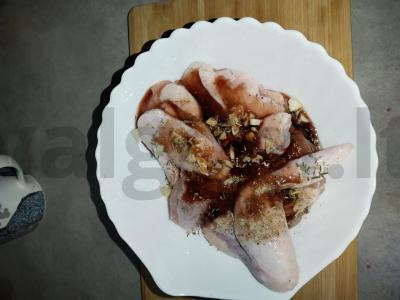 Vištiena ant duonos, pagardinta narsharabu Žingsnis 2