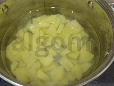 Bulvių troškinys su vištiena Žingsnis 1