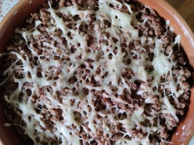 Bulvių ir grybų troškinys su malta mėsa ir sūriu pagrindine nuotrauka