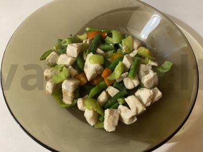 Kepta vištienos krūtinėlės mėsa su daržovėmis pagrindine nuotrauka