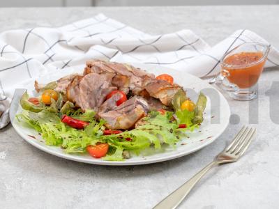 Orkaitėje kepta kiaulienos nugarinė folijoje pagrindine nuotrauka