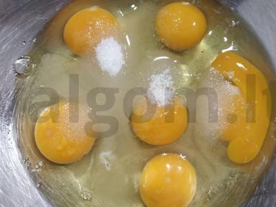 Paprastas blynų pyragas su kondensuotu pienu Žingsnis 1