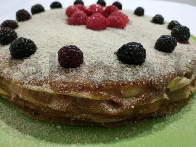 Paprastas blynų pyragas su kondensuotu pienu pagrindine nuotrauka