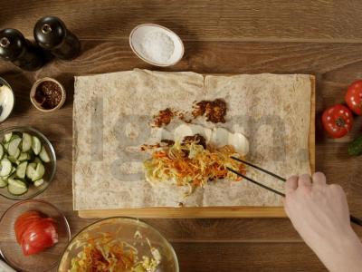 Šavarma su vištiena, pekino kopūstais ir adžika Žingsnis 6