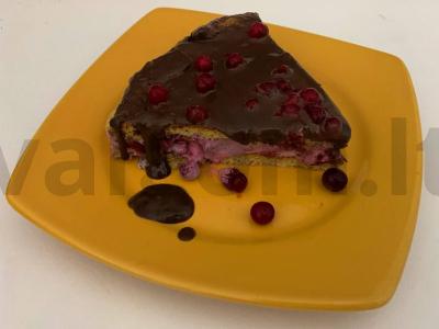 Greitas šaldiklio tortas su anakardžių riešutais, ledais ir uogomis su šokoladiniu glajumi pagrindine nuotrauka