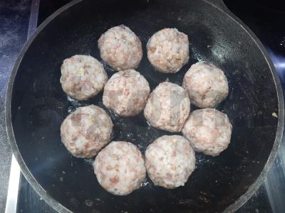 Mėsos kukuliai pomidorų padaže su svogūnais Žingsnis 2