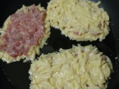 Blynai "Raganos" iš bulvių ir maltos kiaulienos Žingsnis 3