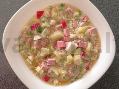 Okroška su marinuotais agurkais pagrindine nuotrauka