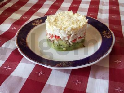 Salotos su kiviais ir krabų lazdelėmis pagrindine nuotrauka