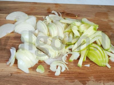 Marinuoti svogūnai su obuoliais Žingsnis 2